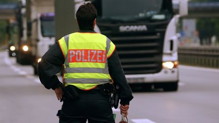 Un policier allemand participe &agrave; un contr&ocirc;le routier sur l'autoroute qui relie l'Autriche &agrave; l'Allemagne, &agrave; Rottal Ost (Allemagne), le 14 septembre 2015. (MICHAEL DALDER / REUTERS)