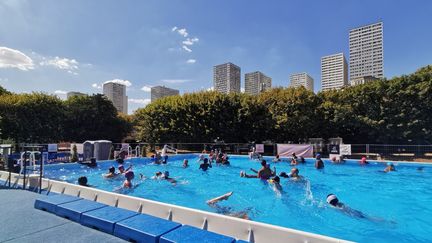 La&nbsp;piscine gratuite installée au centre sportif Georges Carpentier, dans le 13e arrondissement de Paris.&nbsp; (LOUIS MONDOT / RADIO FRANCE)