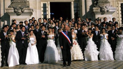 &nbsp; (Entre 2007 et 2011, des dizaines de couples chinois ont renouvelé leurs voeux de mariage à Tours, en présence du maire © MaxPPP)