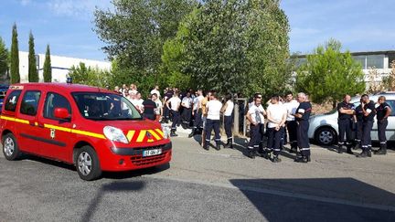 100 à&nbsp;150 pompiers rassemblés le 12 septembre 2016&nbsp;devant le siège du Service départemental d'incendie et de secours à Vailhauquès dans l'Hérault (© Radio France - Moutarde)