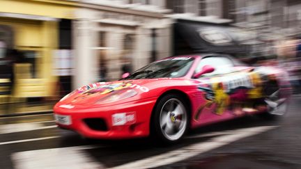 Un participant au rallye Gumball, cousin du Cannonball,&nbsp;s'&eacute;lance de Covent Garden, dans le centre de Londres, le 26 mai 2011. (LEON NEAL / AFP)