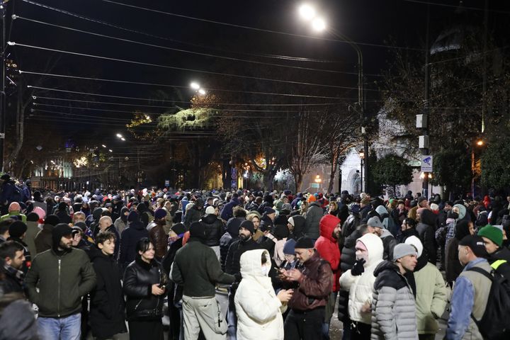 L'avenue Chota-Roustavéli, principale artère de la capitale, est le lieu de rassemblement quotidien pour les habitants de Tbilissi opposés au parti Rêve géorgien. (FABIEN MAGNENOU / FRANCEINFO)