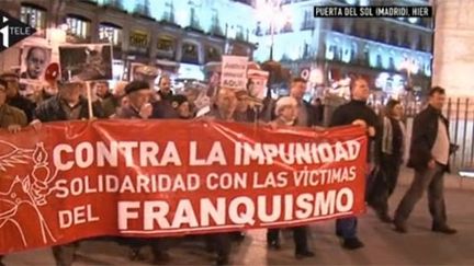 Tous les jeudis soir, les proches des disparus du franquisme se retrouvent place Puerta del sol à Madrid (iTELE)