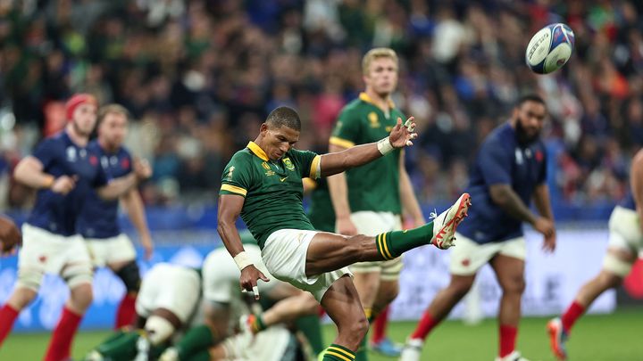 L'ouvreur sud-africain Manie Libbok envoie une chandelle, lors du quart de finale de Coupe du monde entre la France et l'Afrique du Sud, le 15 octobre 2023 au Stade de France. (FRANCK FIFE / AFP)