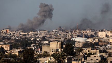 Des bombardements à Rafah, dans la bande de Gaza, le 31 janvier 2024. (SAID KHATIB / AFP)