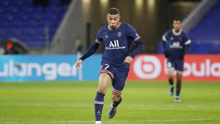 Kylian Mbappé et le PSG restent sur un match nul arraché à Lyon, le 9 janvier 2022. (ROMAIN BIARD / ISPORTS / AFP)