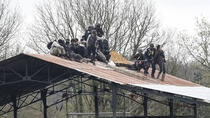 Des militants sont évacués du toit de la ferme des "100 Noms", dans la ZAD de Notre-Dame-des-Landes (Loire-Atlantique), le 9 avril 2018.&nbsp; (SEBASTIEN SALOM GOMIS / SIPA)