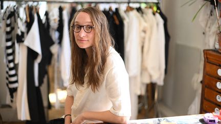 La créatrice anglaise Phoebe English dans son atelier à Deptford, au sud de Londres, le 1er septembre 2023. (DANIEL LEAL / AFP)