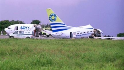 Le Boeing colombien qui s'est brisé à l'atterrissage lundi 16 août sur l'île de San Andres. (AFP - Richard Garcia)