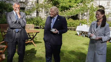 Jenny McGee, infirmière à l'hôpital St Thomas (à droite), le Premier ministre Boris Johnson (au milieu) et Nick Price, expert des maladies&nbsp;infectieuses&nbsp;et consultant (à gauche), à Londres (Grande-Bretagne), le 5 juillet 2020. (ANDREW PARSONS / 10 DOWNING STREET / AFP)