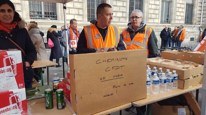 Un stand de la CFDT lors de la manifestation parisienne, le 17 décembre 2019. (FABIEN MAGNENOU / FRANCEINFO)