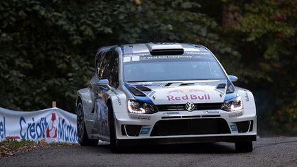 Sébastien Ogier au volant de sa Volkswagen (FREDERICK FLORIN / AFP)