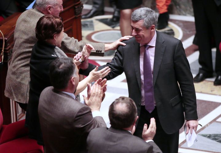 Le d&eacute;put&eacute; UMP&nbsp;Henri Guaino est salu&eacute; par plusieurs coll&egrave;gues, le 29 janvier 2013. (JACQUES DEMARTHON / AFP)