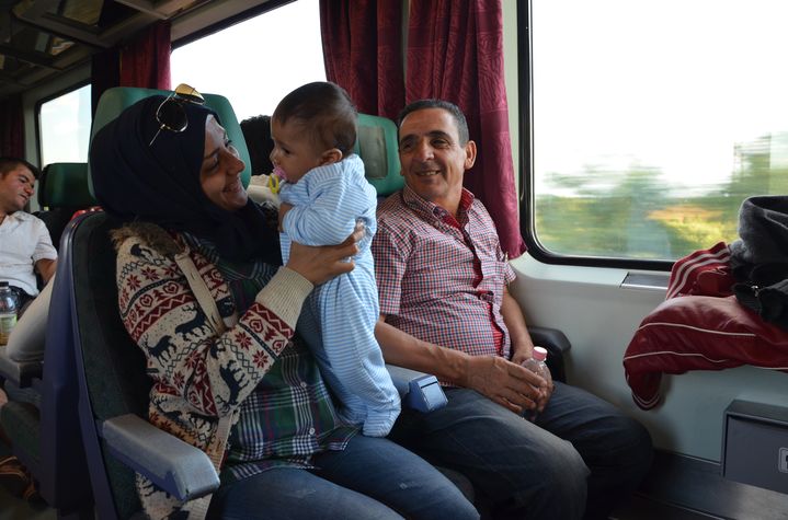 Wissa Ashour, une migrante syrienne, son neveu et son p&egrave;re, le 6 septembre 2015 entre Budapest et Hegyeshalom (Hongrie). (THOMAS BAIETTO / FRANCETV INFO)