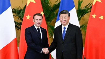 Les présidents Emmanuel Macron et Xi Jinping se sont rencontrés en novembre dernier, à Bali. (SHEN HONG / XINHUA / MAXPPP)