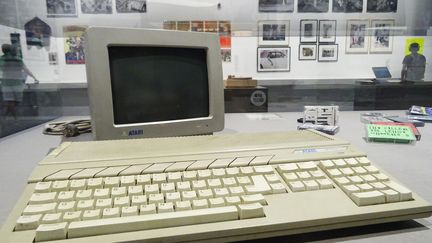 Au milieu des années 80, les musiciens se ruent sur l'Atari ST avec notamment l'arrivée du séquenceur Pro 24 de Steinberg. Avec son interface MIDI intégrée, l'Atari ST permet alors à tout un chacun de construire facilement un home studio. Il est dorénavant possible de relier un ou plusieurs instruments électroniques compatibles : synthétiseur, sampleur, boîte à rythmes… N'importe quel musicien peut dès lors répéter chez lui, réaliser des maquettes ou même enregistrer un album complet sans passer par un studio donc à peu de frais. Une révolution.
 (Laure Narlian/Culturebox)