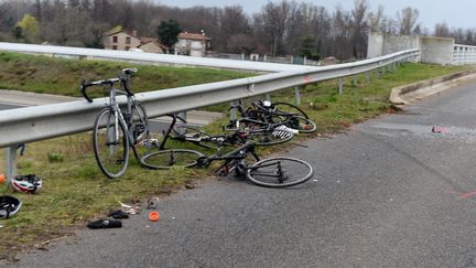 Des vélos appartenant au groupe de cyclistes fauchés le 17 mars 2021 à Saint-Just-Saint-Rambert (Loire).&nbsp; (MAXPPP)