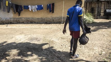 Si en 2021, il ne s'en est quasiment pas vendu, peut-être parce que le pangolin a été suspecté pendant un temps d'être le véhicule de la pandémie de Covid-19, un jeune homme raconte quand même avoir réussi à négocier des écailles depuis le début de la nouvelle année. Un petit sac d'écailles de plusieurs pangolins peut rapporter quelques dollars américains. Un kilo se vendait 355 dollars (322 euros) en Chine en 2019 et plus de 700 dollars (636 euros) au Laos en 2018, selon une étude de la fondation Wildlife Justice Commission basée à La Haye. Sachant que 44% des Libériens vivent avec moins de 1,9 dollar par jour, selon la Banque mondiale, ce trafic représente une ressource supplémentaire. (JOHN WESSELS / AFP)