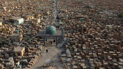 un lieu vieux de 14 siècles où cinq millions de tombes s’étendent sur 10 kilomètres carrés. (Alaa al-Marjani/REUTERS)