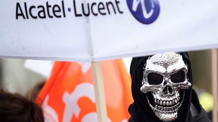 Un employ&eacute; d'Alcatel-Lucent manifeste contre le plan social annonc&eacute; par son groupe, &agrave; Nantes (Loire-Atlantique), le 22 octobre 2013. (JEAN-SEBASTIEN EVRARD / AFP)