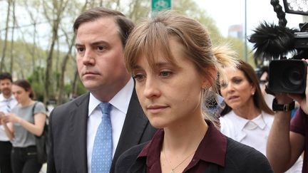 L'actrice&nbsp;Allison Mack&nbsp;quitte le palais de justice à New York (Etats-Unis), le 4 mai 2018. (JEMAL COUNTESS / GETTY IMAGES NORTH AMERICA / AFP)