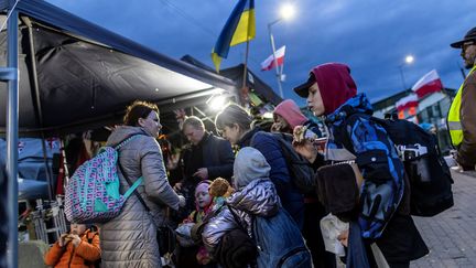 Des Ukrainiens attendent à un poste-frontière à Medyka, dans le sud-est de la Pologne, le 5 avril 2022. (WOJTEK RADWANSKI / AFP)