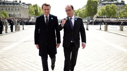 Emmanuel Macron (à gauche) et François Hollande, lors de la commémoration de la victoire de la seconde guerre mondiale, le 8 mai 2017. (STEPHANE DE SAKUTIN / AFP)