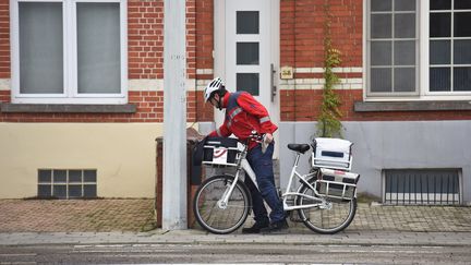 En Belgique, le patron de la Poste milite pour que le courrier ne soit plus distribué que tous les trois jours. (JEAN-LUC FLÉMAL / MAXPPP)