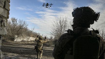 Des soldats ukrainiens à Bakhmout, dans l'est de l'Ukraine, le 5 mars 2023. (ARIS MESSINIS / AFP)