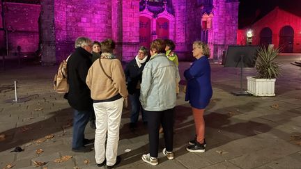 A Guérande (Loire-Atlantique), treize personnes se sont retrouvées pour parler de la mort autour d'un verre, le 28 octobre 2024, dans le cadre d'un apéro mortel. (ZOE AUCAIGNE / FRANCEINFO)