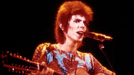 David Bowie en Ziggy Stardust en 1973. Le biopic portera sur la tournée américaine du chanteur en 1971.&nbsp; (MAINMAN / BEWLAY BROS / AFP)