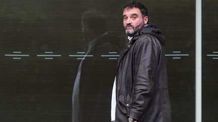 Frédéric Pechier,&nbsp;l'anesthésiste de Besançon soupçonné de 24 cas d'empoisonnement sur des patients, devant le palais de justice de Besançon, le 12 juin 2019 (SEBASTIEN BOZON / AFP)