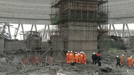 Les secours cherchent des victimes après un accident dans une centrale électrique à Fengcheng (Chine), jeudi 24 novembre. (CHINA STRINGER NETWORK / REUTERS)