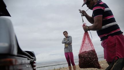 qui a perdu le travail qu'elle avait à la Poste, creuse tous les jours la vase.«Si je n'avais pas trouvé ça, j'aurais sans doute dû émigrer», dit la jeune femme. Ses trois frères ont franchi le pas, ils vivent aujourd’hui en Hollande. Chaque année, ce sont 120.000 Portugais qui quittent le pays. Carla poursuit : «Pour que le pays change, il faudrait peut-être faire à nouveau la révolution.»  Sous-entendu : la révolution des Œillets. (AFP PHOTO/ PATRICIA DE MELO MOREIRA)