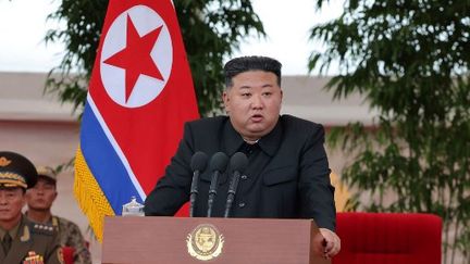 Kim Jong-un prononce un discours en visite à l'unité d'hélicoptères de l'armée de l'air nord-coréenne, dans la province nord de Pyongyang (Corée du Nord), le 2 août 2024. (STR / KCNA VIA KNS / AFP)