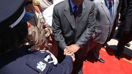 Jacob Zuma (C) à côté du premier ministre libyen, Baghadi al-Mahmudi (D), à son arrivée à Tripoli, le 30 mai 2011 (AFP/Mahmud TURKIA)