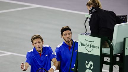 Les Français Nicolas Mahut (à gauche) et Arthur Rinderknech lors de la rencontre de Coupe Davis face à l'Allemagne, à Hambourg, le 14 septembre 2022. (FRANK MOLTER / DPA via AFP)