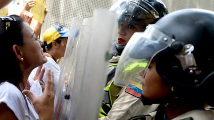 Les opposants défilent presque chaque jour depuis le 1er avril pour exiger le départ de Nicolas Maduro avant la fin de son mandat en décembre 2018. (FEDERICO PARRA / AFP)