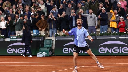 L'explosion de joie de Corentin Moutet, qui a emporté le public du Suzanne-Lenglen lors de son troisième tour gagné face à l'Autrichien Sebastian Ofner. (EMMANUEL DUNAND / AFP)