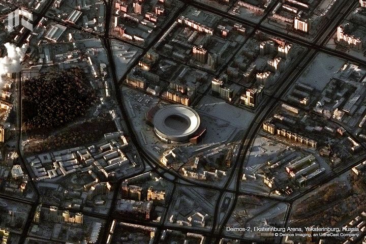 L'Arena de Iekaterinbourg donne le vertige avec ses tribunes situées en dehors de l'enceinte à proprement parler.&nbsp; (DEIMOS IMAGING / URTHECAST)