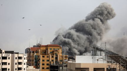 La fumée s'échappe d'un bâtiment de Gaza que l'armée israélienne vient de bombarder, le 9 octobre 2023. (MAJDI FATHI / NURPHOTO / AFP)