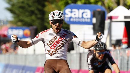 Andrea Vendrame (AG2R Citroën Team) célèbre sa victoire lors de la 12e étape du Tour d'Italie, le 20 mai 2021 à Bagno di Romagna. (LUCA BETTINI / AFP)