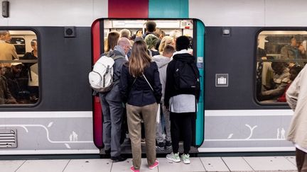 Des voyageurs entrent dans un RER D le 13 septembre 2019, alors que des syndicats ont appelé à la grève ce jour-là. (SAMUEL BOIVIN / NURPHOTO/AFP)