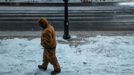 Un homme marche dans une rue de Nashville (Tennessee), le 23 décembre 2022, malgré les températures extrêmement froides dues à la tempête hivernale qui balaie les Etats-Unis. (SETH HERALD / AFP)