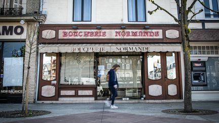 Une rue déserte de Deauville (Calvados), en avril 2020. Photo d'illustration. (LOU BENOIST / AFP)