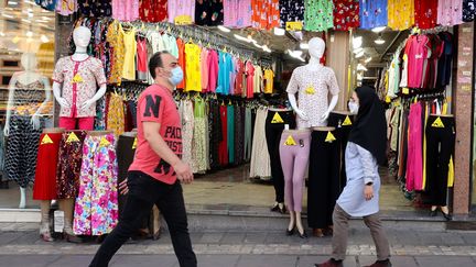 Des passants à Téhéran, le 19 juin 2021. (ATTA KENARE / AFP)