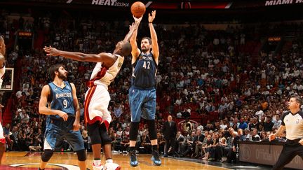 Chris Bosh s'arrache pour gêner le shoot de Kevin Love (ISSAC BALDIZON / NBAE / GETTY IMAGES)