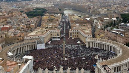 Vue a&eacute;rienne des fid&egrave;les r&eacute;unis place Saint-Pierre (Vatican) pour assister au premier angelus du pape Fran&ccedil;ois, le 17 mars 2013. (VINCENZO PINTO / AFP)