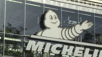 Le groupe Michelin a annoncé la fermeture de deux de ses usines, mardi 5 novembre. Sont concernés les sites de Cholet, dans le Maine-et-Loire, et de Vannes, dans le Morbihan. (France 2)