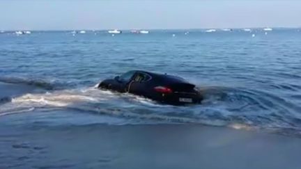 David Ollero a publié la vidéo d'une Porsche&nbsp;noyée dans le bassin d'Arcachon, mercredi 8 juin 2016. (DAVID OLLERO / FACEBOOK)